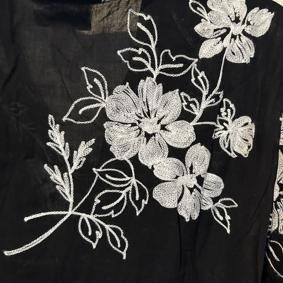 NWOT Alfred Dunner Design Black Top with White Embroidered Flowers. - Picture 7 of 7